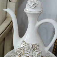 گلاب‌پاش (یا قوری) تزئینی سرامیکی طرح رز برجسته