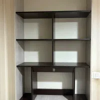 کتابخانه و میز تحریر