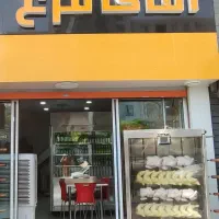 کارگر ساده آقا یا خانم در بریانکده و فست فود