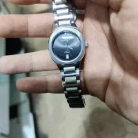 یک ساعت مچی با   صحفه مشکی با بند استیل