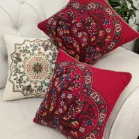 یک جفت کوسن پته رنگ قرمز