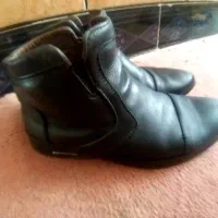 یه جفت کفش چرم نیم بوت مردانه