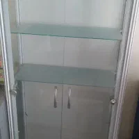 ویترین شیشه ای