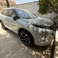 میتسوبیشی اوتلندر ۲۰۲۳ دو دف HLine