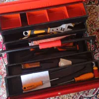 یک عدد جعبه و تعدادی ابزار