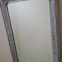 آیینه قدی روی قاب آیینه کنده کاری شده قدیمی
