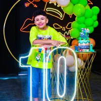 اجاره تولد مراسم پذیرایی سالن بادکنک ارایی کیک شمع