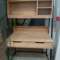 میز تحریر دو نفره همراه کتاب خانه و چراغ میتابی