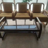 سه عدد مبل چوبی تک نفره و میز عسلی