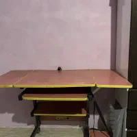 میز مطالعه و کامپیوتر