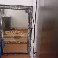 آینه ودو عدد عسلی کنار تخت