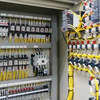 استخدام نیروی برق کار