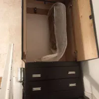 کمد جای لباسی و دوتا کشو داره سالمه
