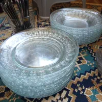 تعدادی ظروف شیشه ای