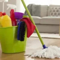به یک خانم جهت نظافت منزل