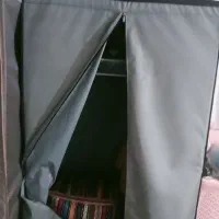 جا لباسی ایستاده