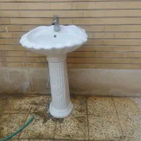 روشویی همراه با شیر اهرمی و شیلنگ‌های پایین