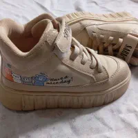 کفش و لباس بچه