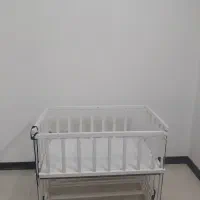 تخت چوبی بچه کنار مادر کارکرده ولی سالمه