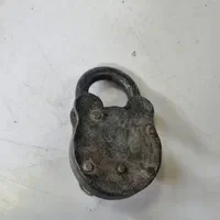 قفل قدیمی|کلکسیون اشیاء عتیقه|اصفهان, رکن الدوله شرقی|دیوار