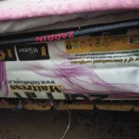 تشک یک نفره در حد نو با 2عدد زیر تشک طرح چوب