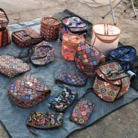 تعدادی کیف زنانه به فروش میرسد