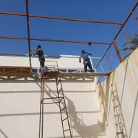 رنگ امیز ساختمان در پنجره