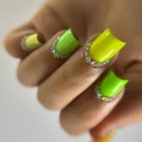 کاشت مژه وناخن