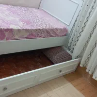 تخت‌خواب دو طبقه کشویی تمیز و مرتب .