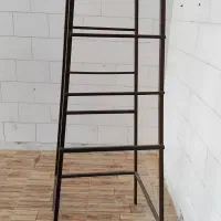 چهار پایه و نردبان آهنی کار کرده