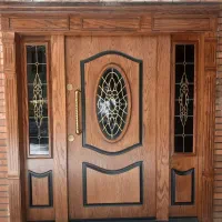 به یک فروشنده برای کار درفروشگاه درب