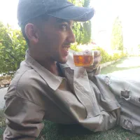 کارگر جوشکار .کارکردن با دستگاه پروفیل بر  و برش