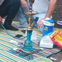 تعدادی قلیان برنجی و چوبی در حد نو