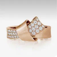 طراح طلا و جواهر