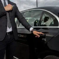 راننده آراسته با خودروی لوکس و تجربه امور سکوریتی