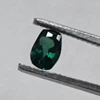 نگین یاقوت سبز سریلانکا لوپ کلین بدون بهسازی