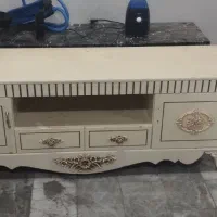 میز تلویزیون کلاسیک سلطنتی سالم و تمیز