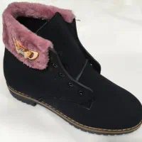 کفش بوت و نیم بوت دوست نزدیک پاهای شما)