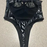 لباس زیر زنانه|لباس|اندیشه, اندیشه فاز ۱|دیوار