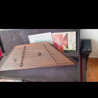 سنتور با دو کتاب نت موسیقی