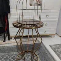 میز کنار سالنی وقفس