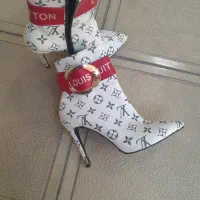 کفش|کیف، کفش، کمربند|خوی, |دیوار