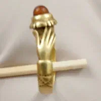 دو انگشتر و مقداری سنگ