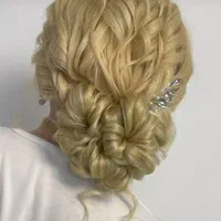 خدمات تخصصی رنگ و لایت ومیکاپ وشنیون