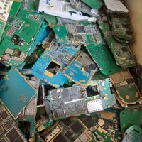 گوشیهای شکسته و سوخته جدید و قدیمی لمسی و کلیدی