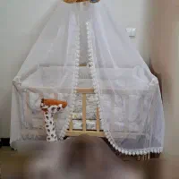 تخت کنارمادر و گهواره چوبی