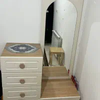 آیینه به همراه کشو بسیار تمیز