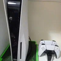 یک دستگاه PS5 با دو دسته و شارژر و کیف