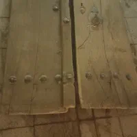 درب چوبی قدیمی با قدمت ۱۰۰ ساله