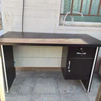 میز اداری و تابلو